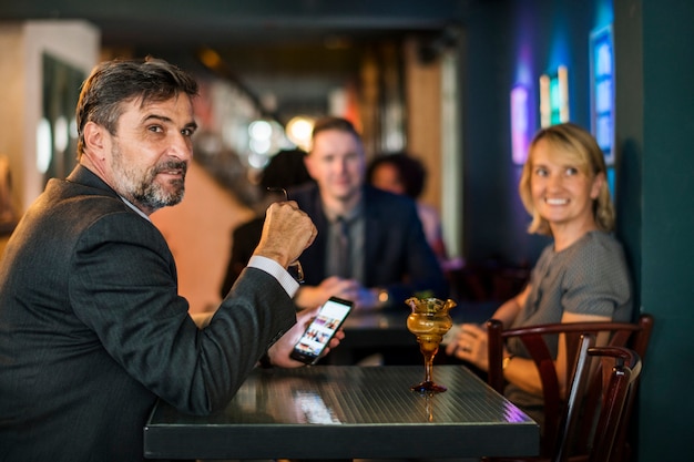 Gente en después del trabajo en un pub