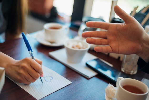 Foto gratuita gente discutiendo sentado en la cafetería