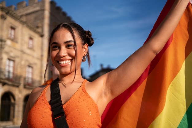 Foto gratuita la gente disfrutando de las celebraciones del mes del orgullo