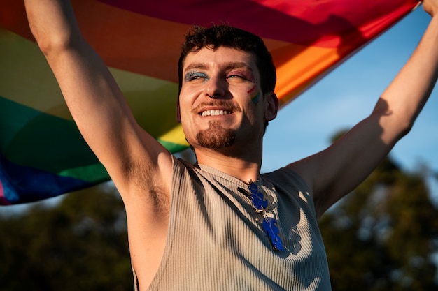 La gente disfrutando de las celebraciones del mes del orgullo