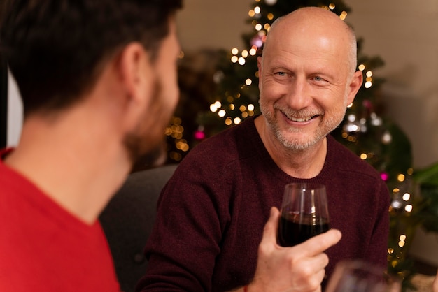 Gente disfrutando de una cena navideña festiva