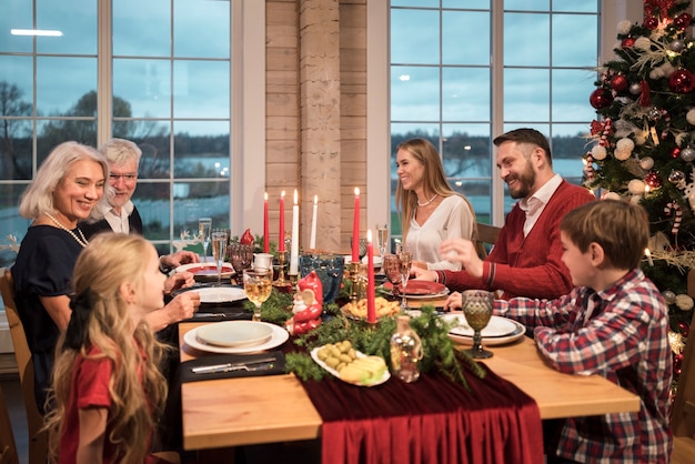 Gente disfrutando de una cena navideña festiva