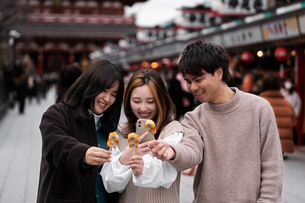 Gente disfrutando de la comida callejera japonesa