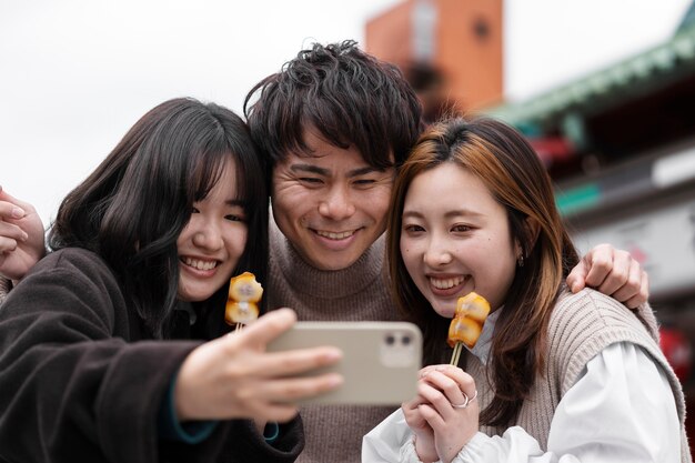 Gente disfrutando de la comida callejera japonesa