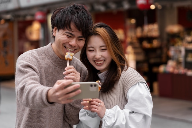 Gente disfrutando de la comida callejera japonesa