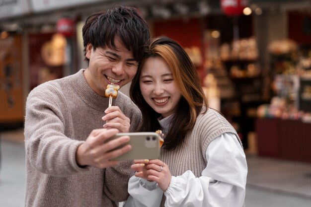 Gente disfrutando de la comida callejera japonesa