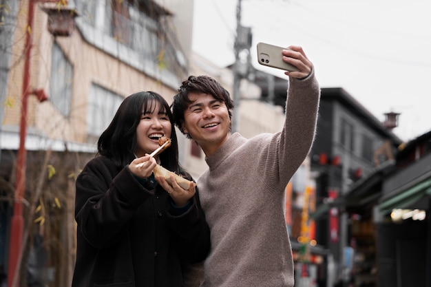 Gente disfrutando de la comida callejera japonesa