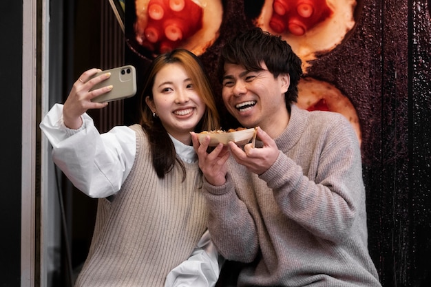 Foto gratuita gente disfrutando de la comida callejera japonesa