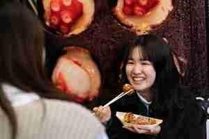 Foto gratuita gente disfrutando de la comida callejera japonesa