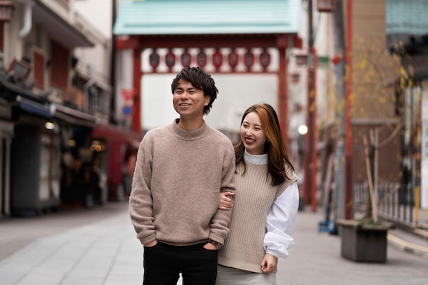 Gente disfrutando de la comida callejera japonesa