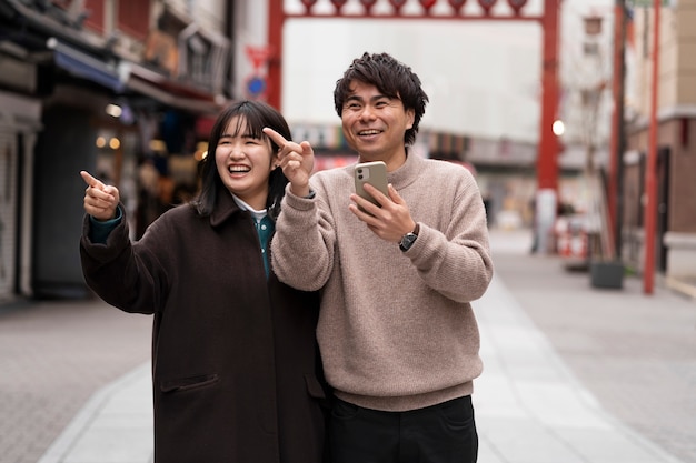 Gente disfrutando de la comida callejera japonesa