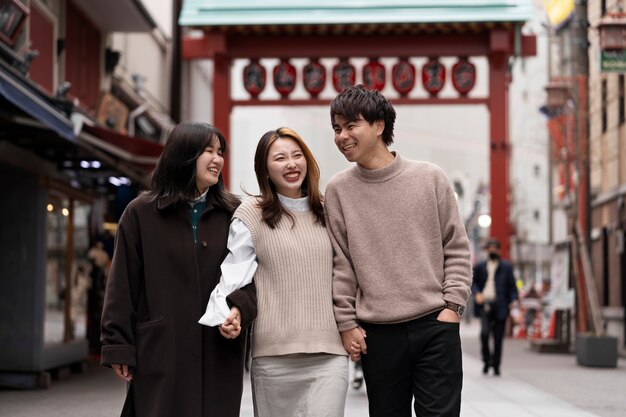 Gente disfrutando de la comida callejera japonesa