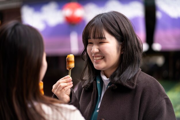 Gente disfrutando de la comida callejera japonesa