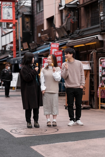 Foto gratuita gente disfrutando de la comida callejera japonesa