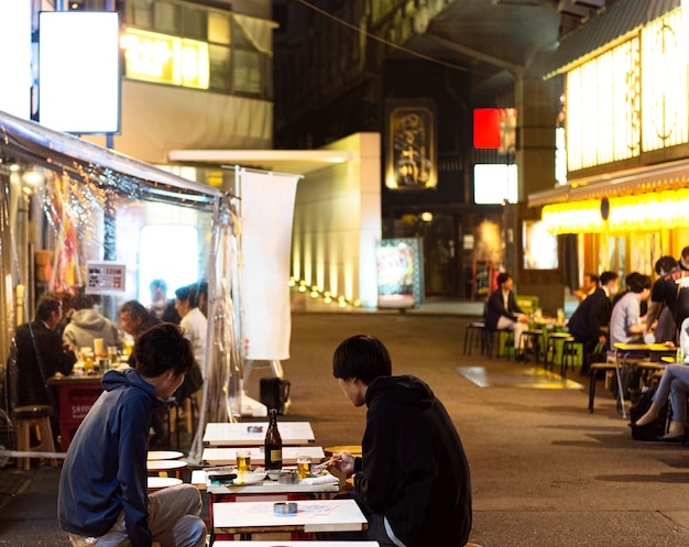 Gente disfrutando de la comida tradicional japonesa.