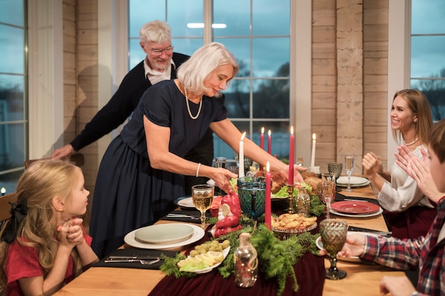 Gente disfrutando juntos de una cena navideña festiva