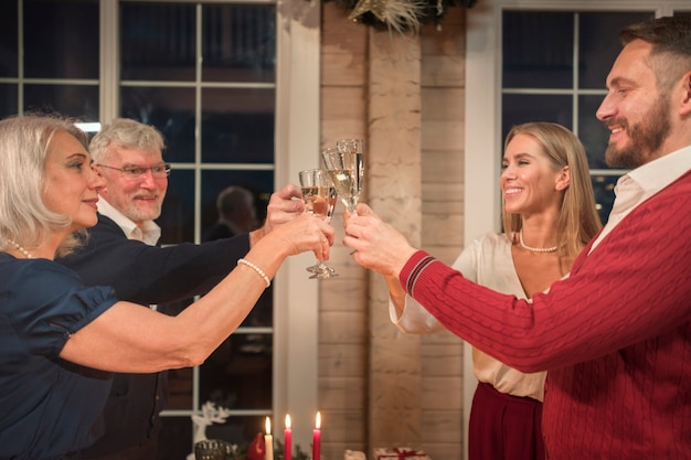 Gente disfrutando juntos de una cena navideña festiva