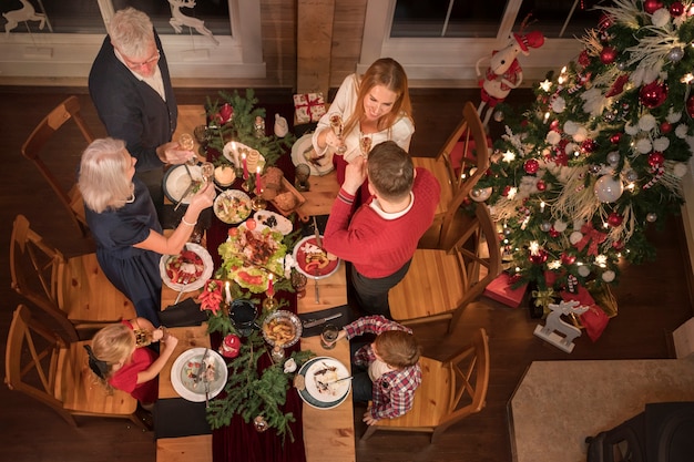 Gente disfrutando juntos de una cena navideña festiva