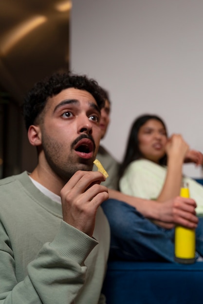 Gente disfrutando de la noche de cine.