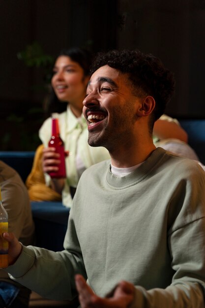 Gente disfrutando de la noche de cine.