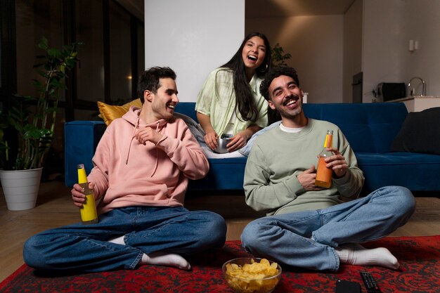 Gente disfrutando de la noche de cine.