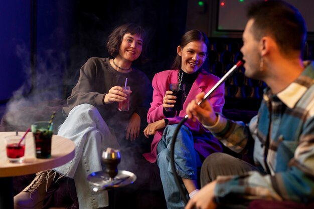 Gente disfrutando de una noche juntos.