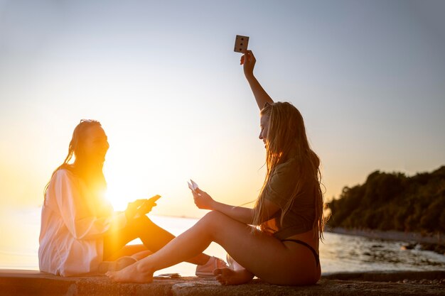 Gente disfrutando de la vida después de la libertad de covid