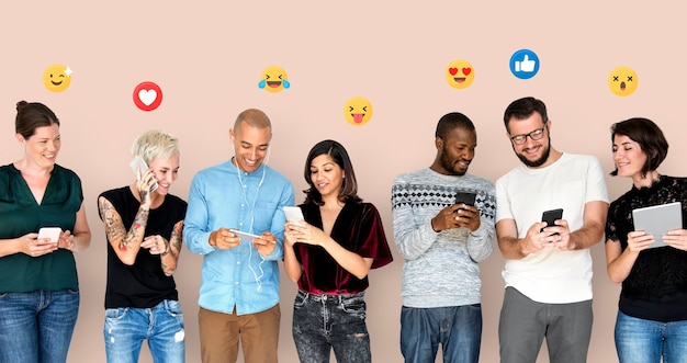 Gente diversa feliz usando dispositivos digitales