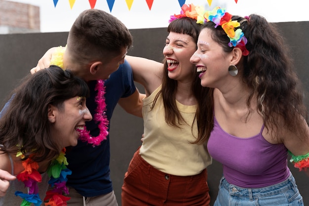 Foto gratuita gente divirtiéndose y celebrando el carnaval.