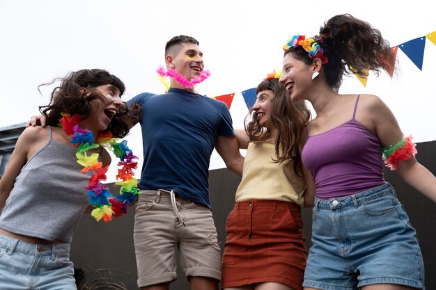 Gente divirtiéndose y celebrando el carnaval.