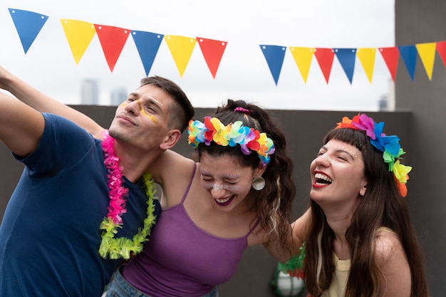 Gente divirtiéndose y celebrando el carnaval.