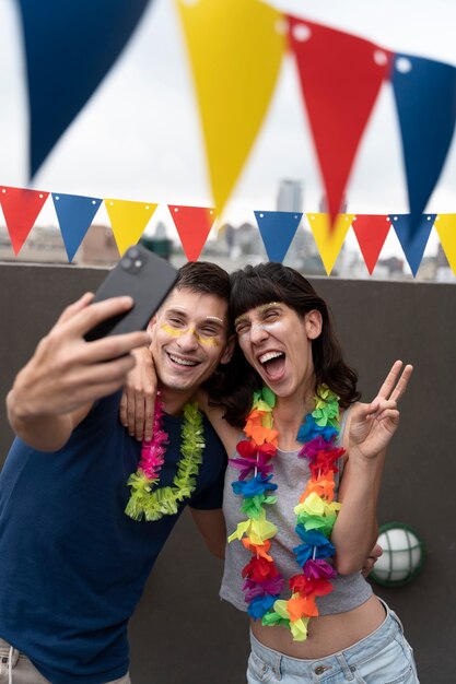 Gente divirtiéndose y celebrando el carnaval.