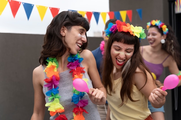 Gente divirtiéndose y celebrando el carnaval.