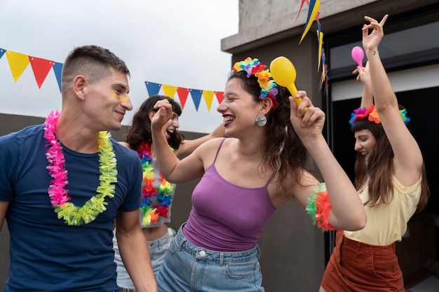 Foto gratuita gente divirtiéndose y celebrando el carnaval.