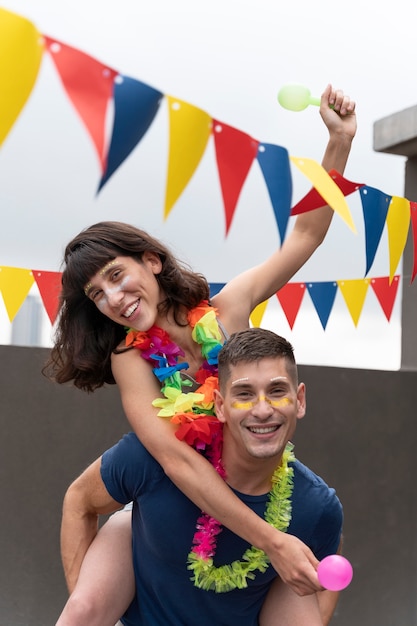 Gente divirtiéndose y celebrando el carnaval.