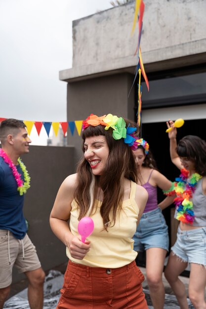 Gente divirtiéndose y celebrando el carnaval.