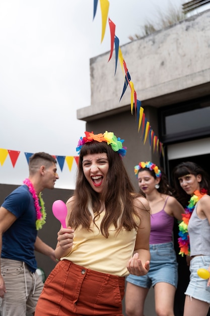 Foto gratuita gente divirtiéndose y celebrando el carnaval.