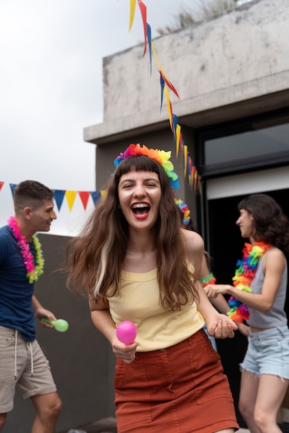 Gente divirtiéndose y celebrando el carnaval.