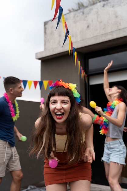 Gente divirtiéndose y celebrando el carnaval.