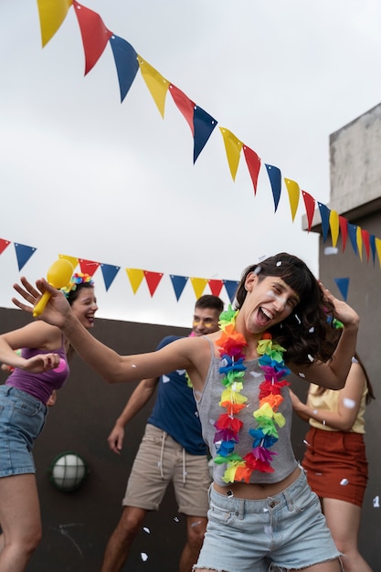 Gente divirtiéndose y celebrando el carnaval.