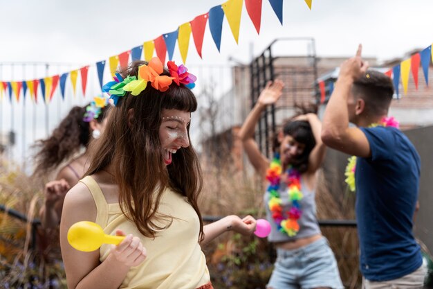 Gente divirtiéndose y celebrando el carnaval.