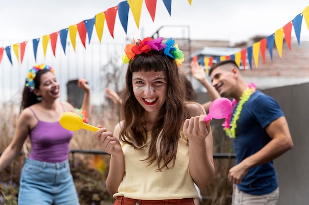 Gente divirtiéndose y celebrando el carnaval.