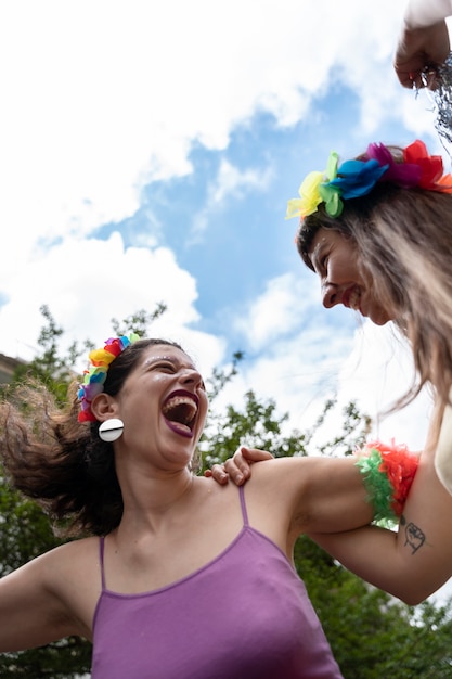 Gente divirtiéndose y celebrando el carnaval.