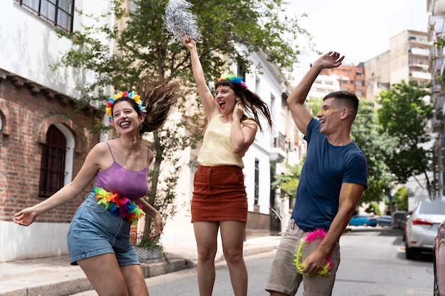 Foto gratuita gente divirtiéndose y celebrando el carnaval.