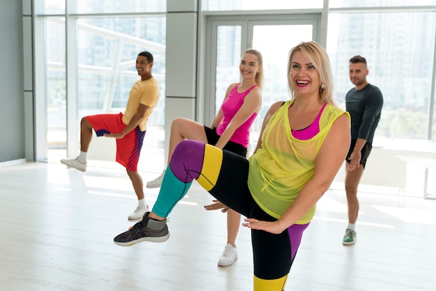 Gente divirtiéndose en clase de zumba.