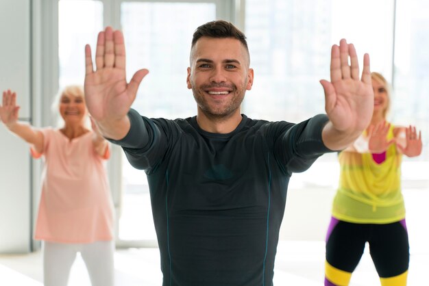 Gente divirtiéndose en clase de zumba.