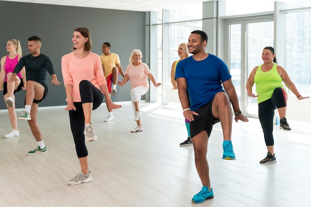 Gente divirtiéndose en clase de zumba.