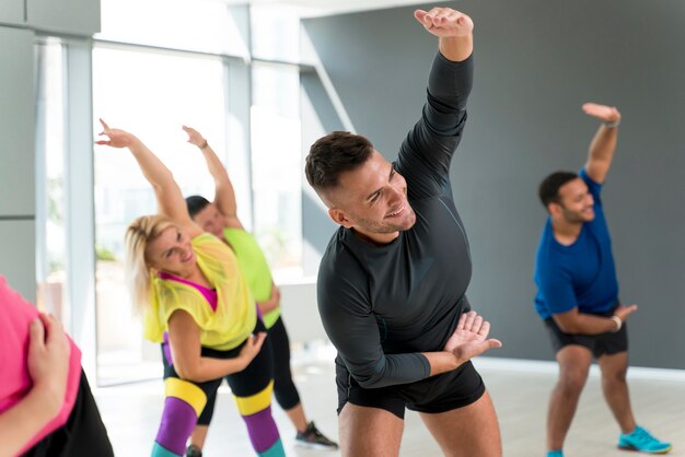 Gente divirtiéndose en clase de zumba.