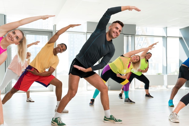 Gente divirtiéndose en clase de zumba.