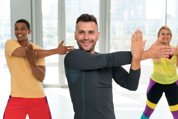 Gente divirtiéndose en clase de zumba.